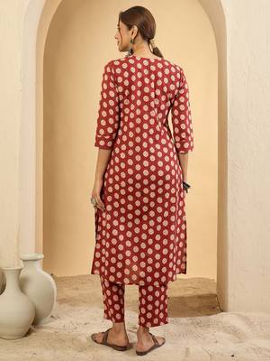 Women Printed Pleated Cotton Kurta with Trousers 5