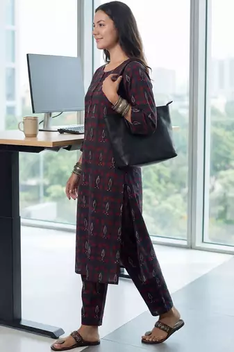 Women Ethnic Motifs Printed Cotton Kurta with Trousers