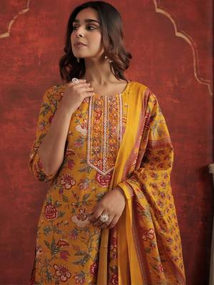 Women Floral Printed Kurta with Trousers & Dupatta 1