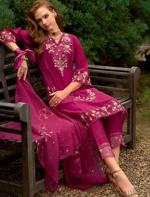Women Floral Embroidered Thread Work Kurta with Trousers & With Dupatta 1