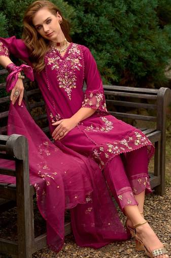 Women Floral Embroidered Thread Work Kurta with Trousers & With Dupatta