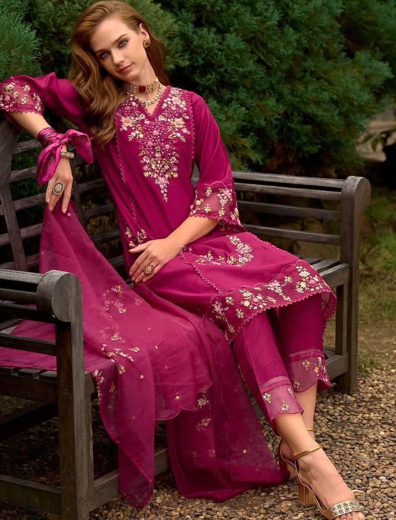 Women Floral Embroidered Thread Work Kurta with Trousers & With Dupatta