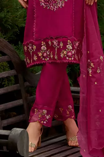 Women Floral Embroidered Thread Work Kurta with Trousers & With Dupatta