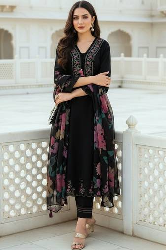 Women Floral Embroidered Thread Work Cotton Kurta with Trousers & With Dupatta
