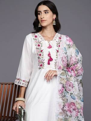 Women Floral Embroidered Thread Work Kurta with Trousers & With Dupatta 1