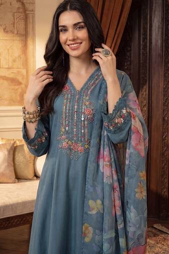 Women Floral Embroidered Thread Work Kurta with Trousers & With Dupatta