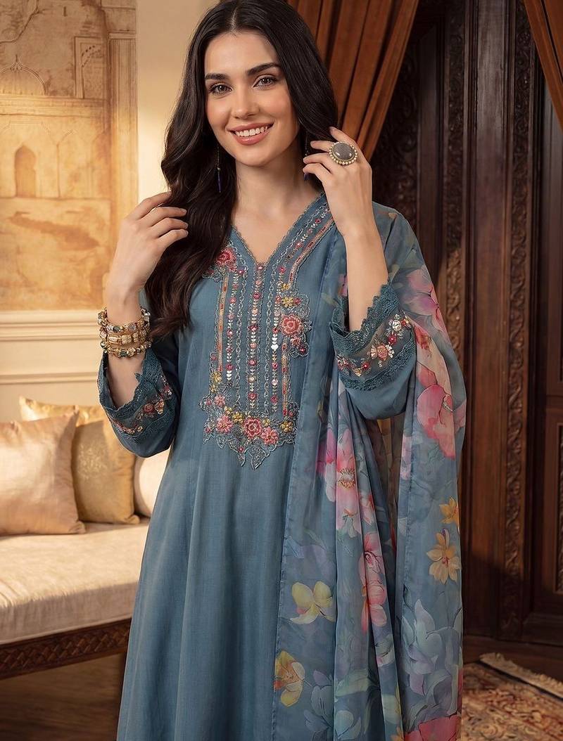 Women Floral Embroidered Thread Work Kurta with Trousers & With Dupatta