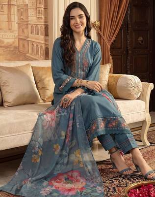 Women Floral Embroidered Thread Work Kurta with Trousers & With Dupatta 2