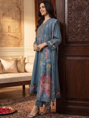 Women Floral Embroidered Thread Work Kurta with Trousers & With Dupatta 3