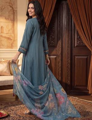 Women Floral Embroidered Thread Work Kurta with Trousers & With Dupatta 4