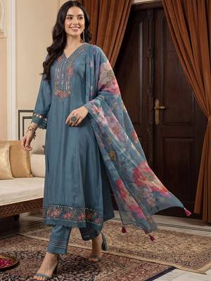 Women Floral Embroidered Thread Work Kurta with Trousers & With Dupatta 5
