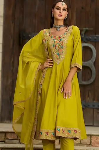 Women Embroidered Thread Work Kurta with Trousers & With Dupatta