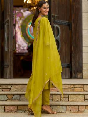 Women Embroidered Thread Work Kurta with Trousers & With Dupatta 3