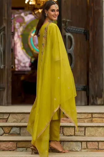 Women Embroidered Thread Work Kurta with Trousers & With Dupatta