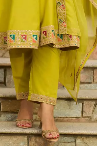Women Embroidered Thread Work Kurta with Trousers & With Dupatta