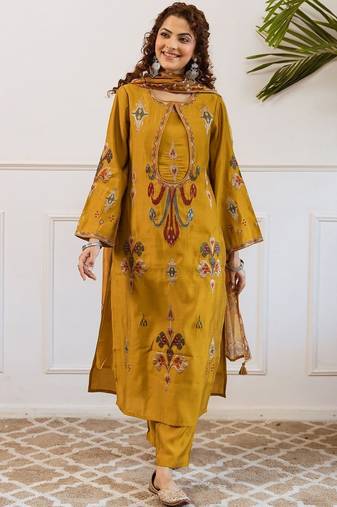 Women Ethnic Motifs Printed Kurta with Trousers & With Dupatta