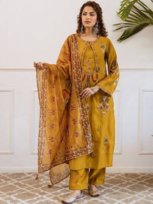 Women Ethnic Motifs Printed Kurta with Trousers & With Dupatta 3