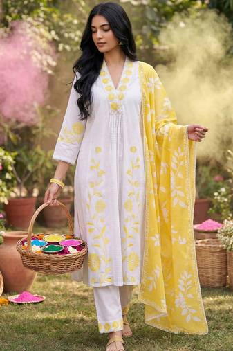 Women Floral Embroidered Thread Work Cotton Kurta with Trousers & With Dupatta