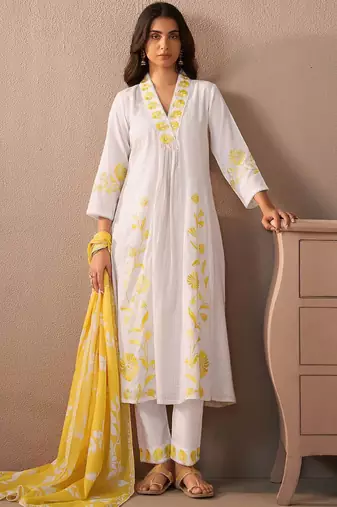 Women Floral Embroidered Thread Work Cotton Kurta with Trousers & With Dupatta