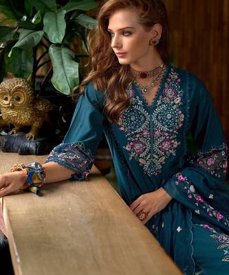 Women Ethnic Motifs Embroidered Kurta with Trousers & Dupatta 2