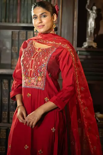 Women Floral Embroidered Thread Work Kurta with Trousers & With Dupatta