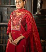 Women Floral Embroidered Thread Work Kurta with Trousers & With Dupatta