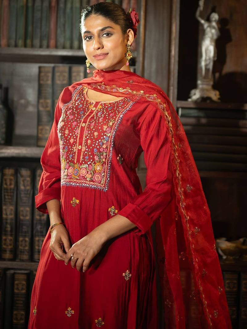 Women Floral Embroidered Thread Work Kurta with Trousers & With Dupatta