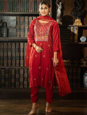 Women Floral Embroidered Thread Work Kurta with Trousers & With Dupatta 2