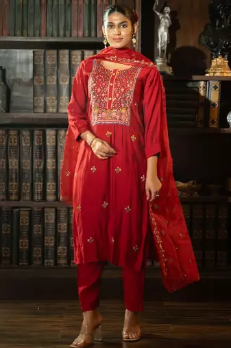 Women Floral Embroidered Thread Work Kurta with Trousers & With Dupatta