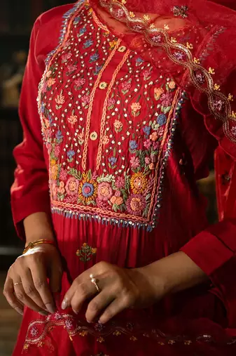 Women Floral Embroidered Thread Work Kurta with Trousers & With Dupatta