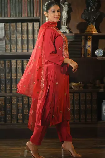 Women Floral Embroidered Thread Work Kurta with Trousers & With Dupatta