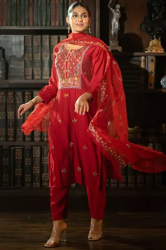 Women Floral Embroidered Thread Work Kurta with Trousers & With Dupatta