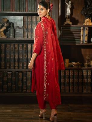 Women Floral Embroidered Thread Work Kurta with Trousers & With Dupatta 6