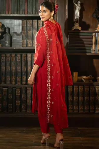 Women Floral Embroidered Thread Work Kurta with Trousers & With Dupatta