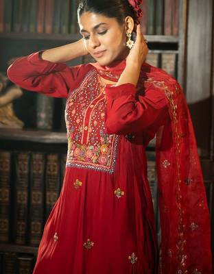 Women Floral Embroidered Thread Work Kurta with Trousers & With Dupatta 7