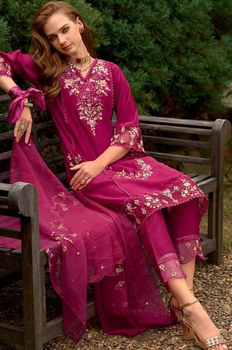Women Floral Embroidered Thread Work Kurta with Trousers & With Dupatta