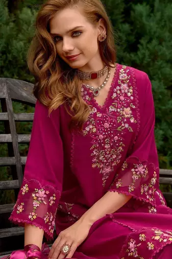 Women Floral Embroidered Thread Work Kurta with Trousers & With Dupatta