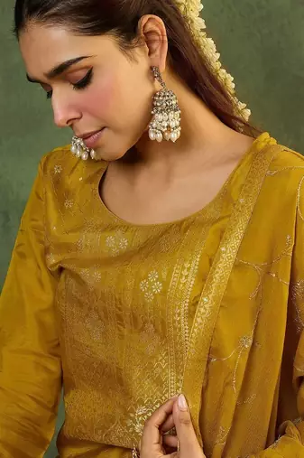 Women Ethnic Motifs Kurta with Trousers & With Dupatta