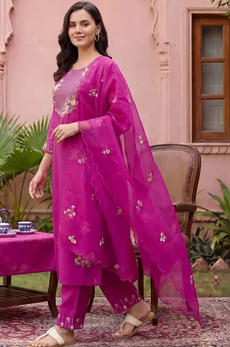 Women Floral Embroidered Thread Work Kurta with Trousers & With Dupatta