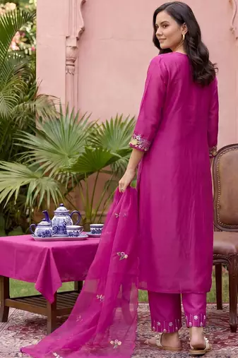 Women Floral Embroidered Thread Work Kurta with Trousers & With Dupatta