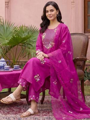 Women Floral Embroidered Thread Work Kurta with Trousers & With Dupatta 5