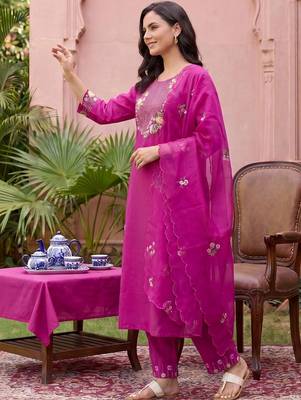 Women Floral Embroidered Thread Work Kurta with Trousers & With Dupatta 6