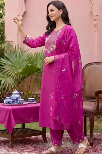 Women Floral Embroidered Thread Work Kurta with Trousers & With Dupatta