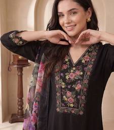 Women Floral Embroidered Thread Work Liva Kurta with Trousers & With Dupatta