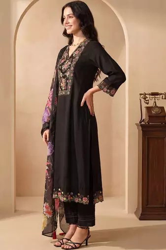 Women Floral Embroidered Thread Work Liva Kurta with Trousers & With Dupatta