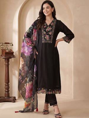 Women Floral Embroidered Thread Work Liva Kurta with Trousers & With Dupatta 1