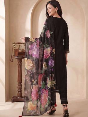 Women Floral Embroidered Thread Work Liva Kurta with Trousers & With Dupatta 5