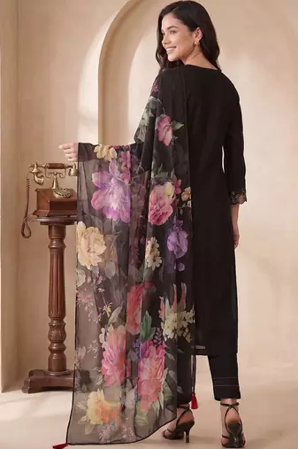 Women Floral Embroidered Thread Work Liva Kurta with Trousers & With Dupatta