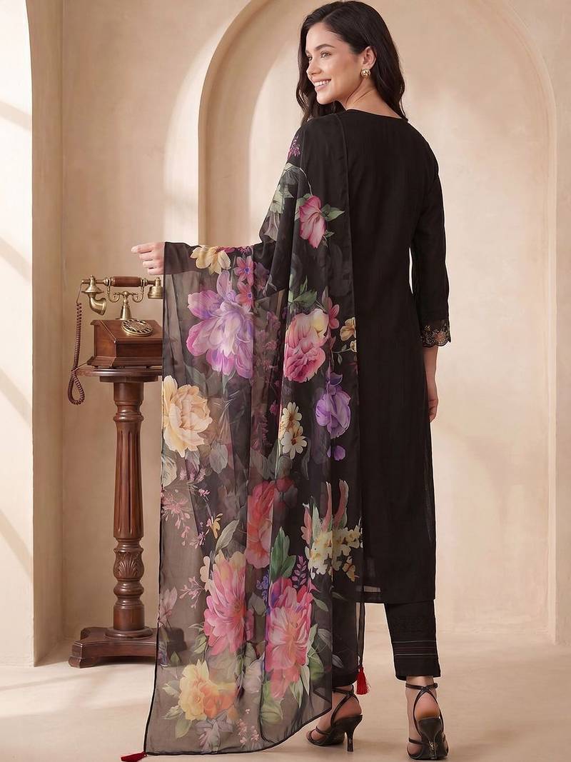 Women Floral Embroidered Thread Work Liva Kurta with Trousers & With Dupatta