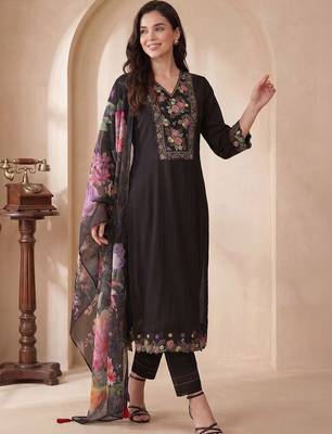 Women Floral Embroidered Thread Work Liva Kurta with Trousers & With Dupatta 6